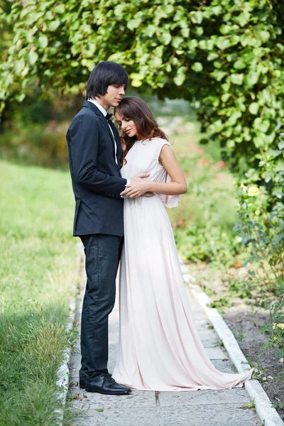 Noiva e noivo de pé perto — Fotografia de Stock
