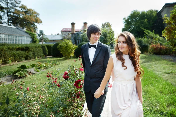 Bruid en bruidegom permanent nauwe — Stockfoto