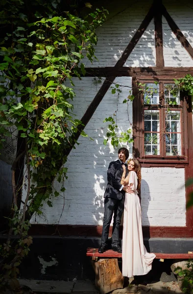 Braut und Bräutigam stehend — Stockfoto