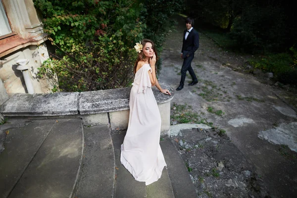 Наречена у весільній сукні стоїть — стокове фото