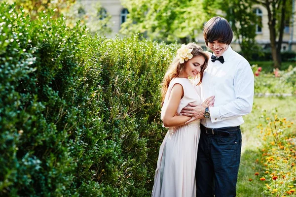 Brud och brudgum stående — Stockfoto