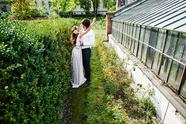 Braut und Bräutigam stehend — Stockfoto