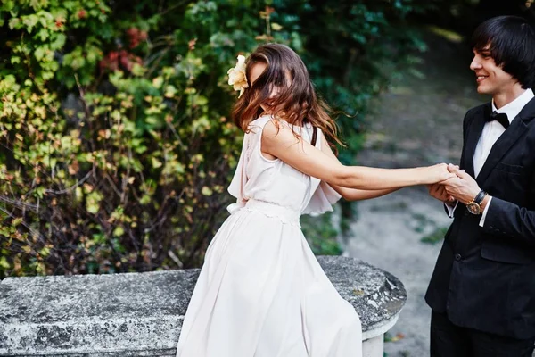 Bruid bedrijf handen met bruidegom — Stockfoto