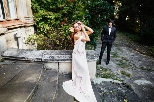 Sposa in abito da sposa in piedi — Foto Stock