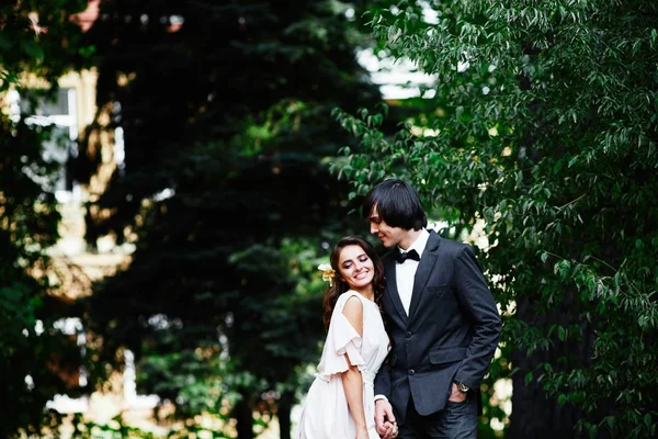 Nevěsta a ženich stojí — Stock fotografie