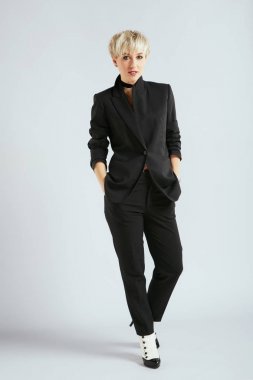  trendy sarışın kadın.