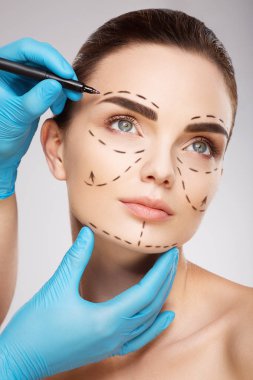 Hastanın yüz delikli çizgilerle