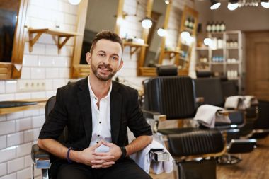  genç adam berber dükkanında poz 