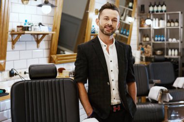  genç adam berber dükkanında poz 