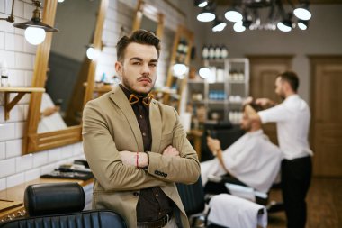 genç adam berber dükkanında poz