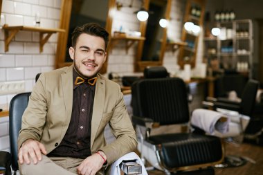 genç adam berber dükkanında poz