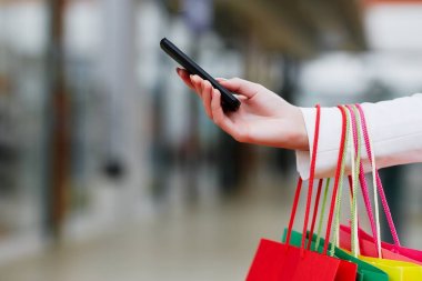 kadın holding renkli alışveriş torbaları