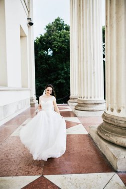 Beyaz gelinlik içinde güzel gelin