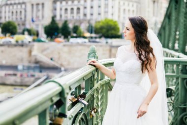 Köprüde duran güzel gelin 