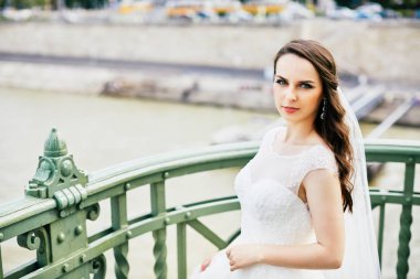 Köprüde duran güzel gelin 