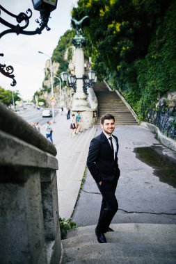 genç adam merdiven ayakta