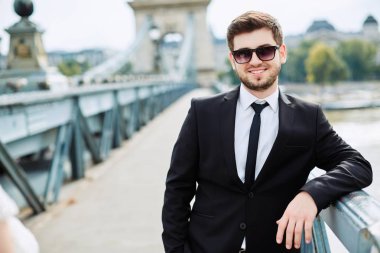 genç adam köprü korkuluk üzerine eğilerek 