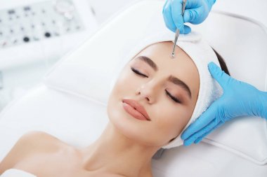 güzel genç kadın kozmetik prosedür sırasında 