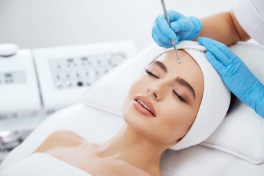 güzel genç kadın kozmetik prosedür sırasında 