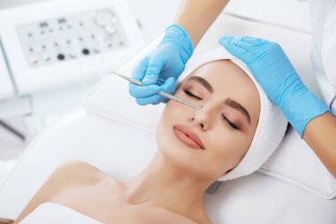 güzel genç kadın kozmetik prosedür sırasında 