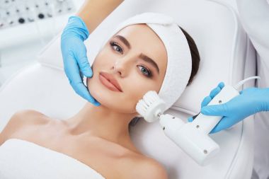 Güzel kız kozmetik prosedür yapıyor 