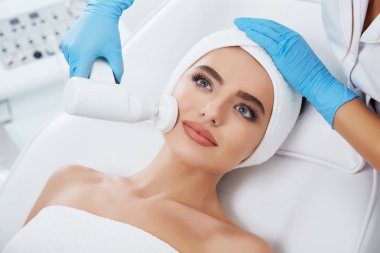 Sevimli kız kozmetik prosedür yapıyor