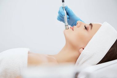 Genç kadının kozmetik prosedür yapması