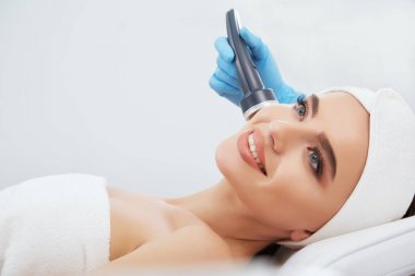 Genç kadının kozmetik prosedür yapması