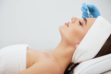 Genç kadının kozmetik prosedür yapması