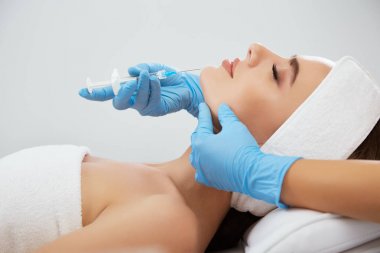 Güzel kız kozmetik prosedür yapıyor 