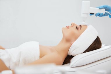 Kozmetik prosedür yapıyor kadar çıplak yapmak ile güzel kız