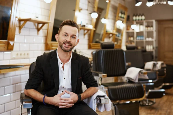  genç adam berber dükkanında poz 