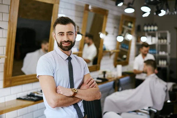 Berber dükkanında poz yakışıklı genç