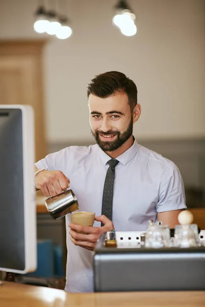 Hombre guapo haciendo café — Foto de Stock