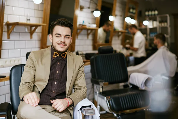 Jeune homme posant au salon de coiffure — Photo