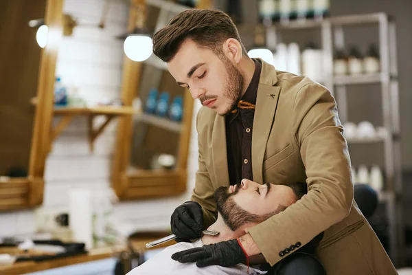 Guapo peluquero haciendo trabajo — Foto de Stock