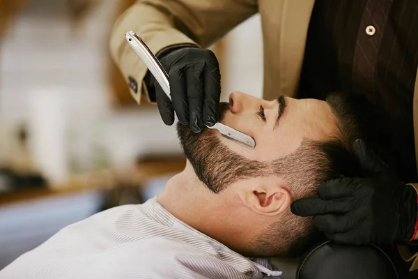 Barbeiro fazendo forma de barba para o homem — Fotografia de Stock