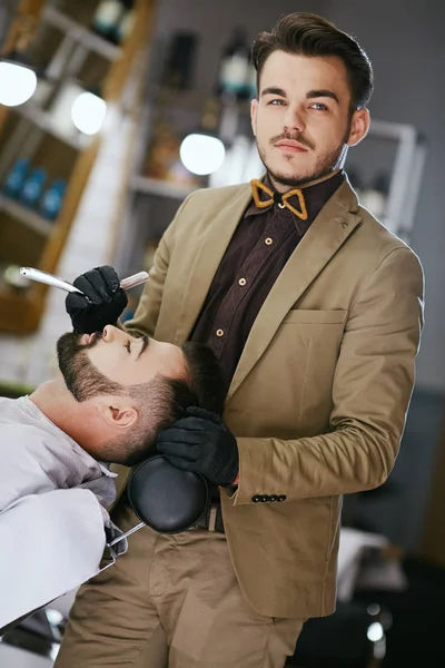 Guapo peluquero haciendo trabajo — Foto de Stock