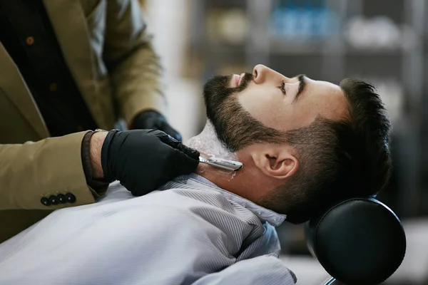 Barbero haciendo barba forma para el hombre — Foto de Stock