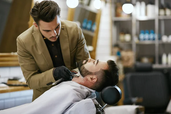 Красивый парикмахер делает свою работу — стоковое фото