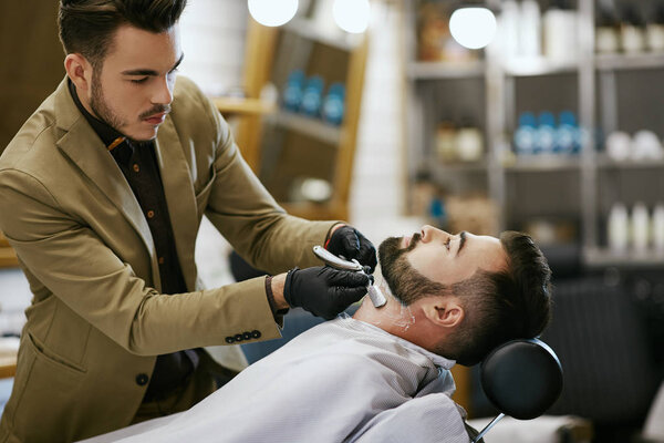 Красивый парикмахер делает свою работу
 