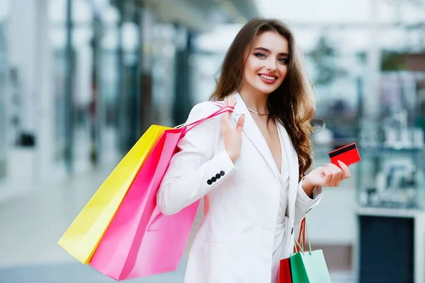 Alışveriş yaparken genç bir kadın — Stok fotoğraf
