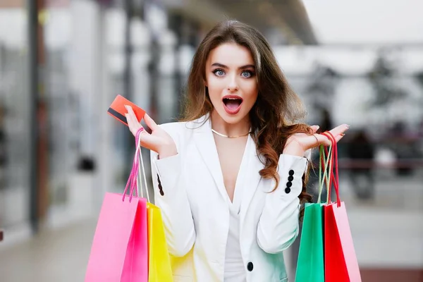 Mujer sorprendida comprando con tarjeta de crédito —  Fotos de Stock