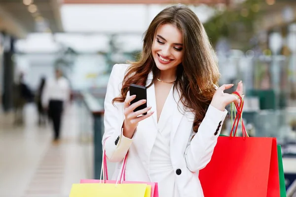 Mujer joven sosteniendo bolsas de compras —  Fotos de Stock