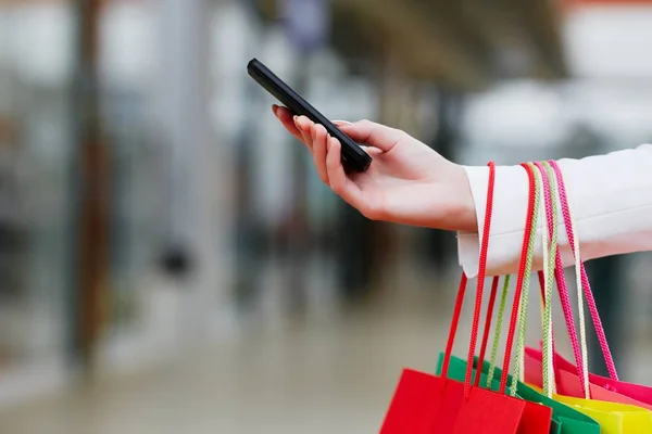 Mujer sosteniendo coloridas bolsas de compras —  Fotos de Stock