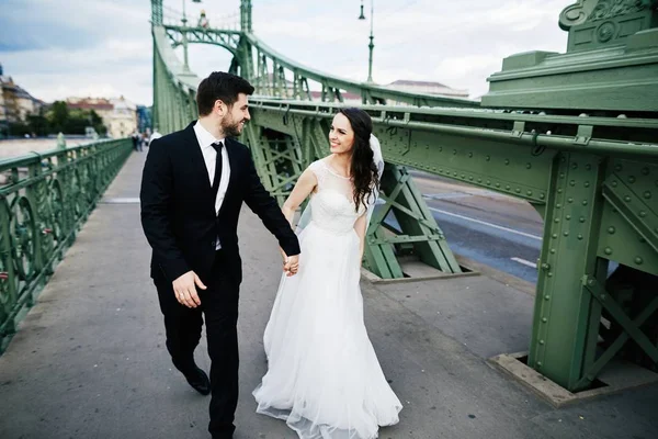 Schöne Braut und Bräutigam — Stockfoto