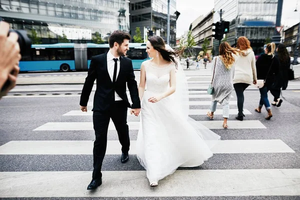 Nevěsta a ženich na staré město — Stock fotografie