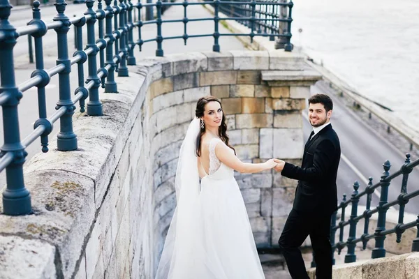 Braut und Bräutigam spazieren in der Altstadt — Stockfoto