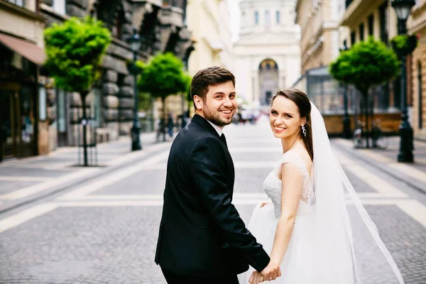 Gyönyörű menyasszony és vőlegény — Stock Fotó