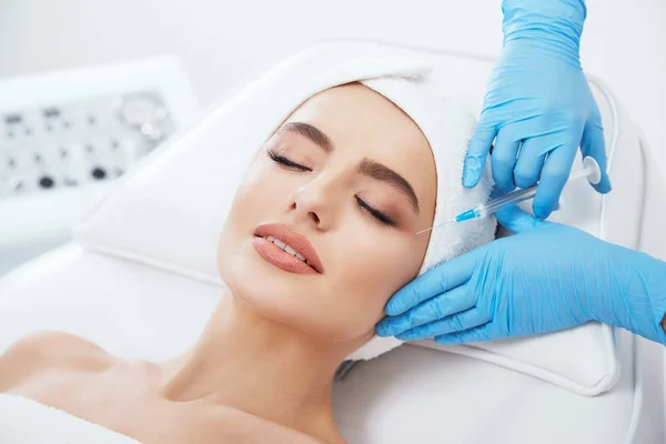 Beautiful young woman during cosmetic procedure — Stock Photo, Image